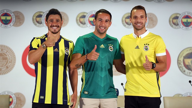 Giualiano, Isla ve Soldado imza töreninin ardından Fenerbahçe formasıyla poz verdi.
