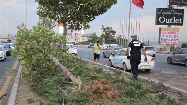 Ankara'da iki otomobille çarpışan midibüs devrildi