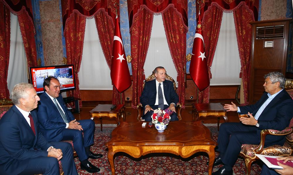 Cumhurbaşkanı Erdoğan'ın kabulünde Lucescu, Yıldırım Demirören ve Ali Dürüst yer aldı.