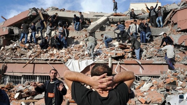 الشعب التركي في ذكرى زلزال مرمرة المدمر

