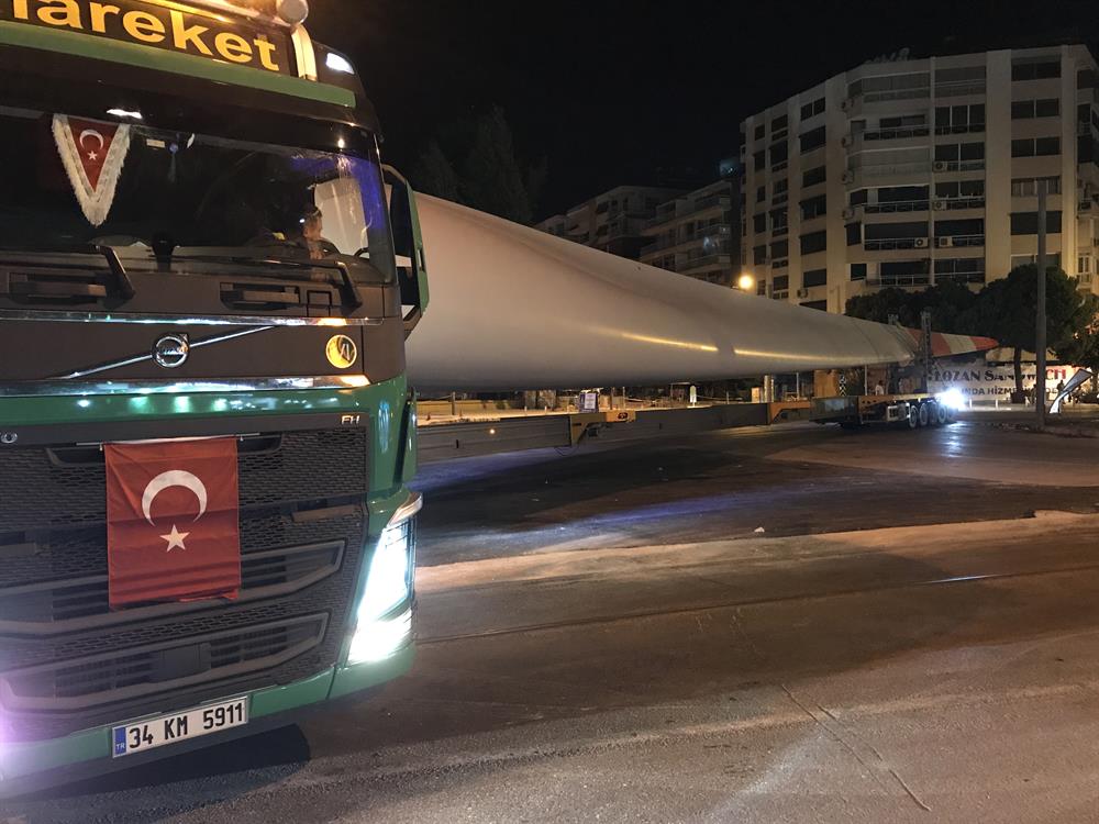 Ief De Sergilenecek 96 Metrelik Ruzgar Turbini Tirlarla Tasindi
