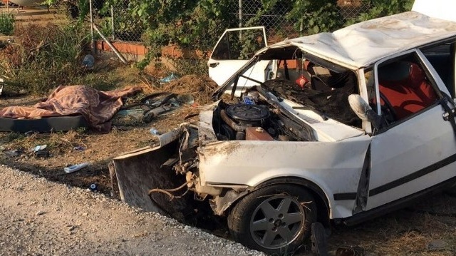 Muğla’nın Milas ilçesine bağlı Selimiye Mahallesi’nde bir otomobilin elektrik direğine çarpmasıyla meydana gelen kazada 2 kişi hayatını kaybetti, 3 kişi yaralandı.