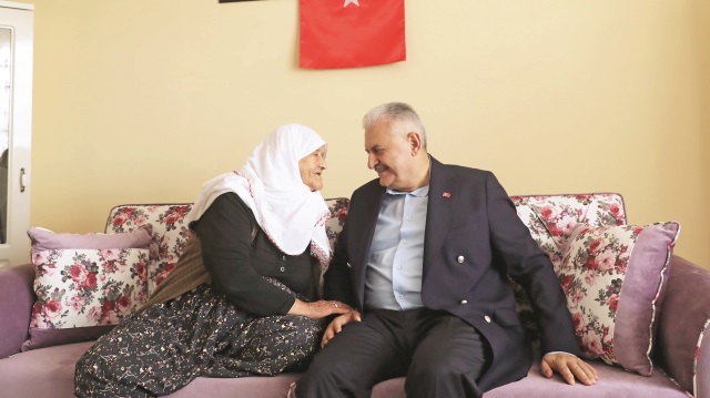 Başbakan Yıldırım Akıncı Hava Üssü’nde şehit olan Samet Cantürk’ün ailesine taziye ziyaretinde bulundu.