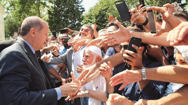 Vatandaşlar,  cami çıkışında  Erdoğan'a sevgi  gösterisinde  bulundu.