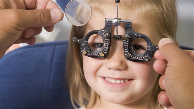 Çocuklar 3 - 4 yaşlarında tam olarak görmeye başlar. Küçük yaştaki çocuklar sağlam gözleriyle görebildikleri için diğer gözdeki bozukluğu da anlayamaz ve ifade edemezler. Bu nedenle çocukların mutlaka 1 yaşından itibaren her yıl düzenli göz muayenesinden geçirilmesi gerekiyor.