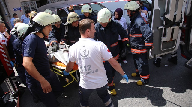 Bayrampaşa'da çıkan yangında bir kişi hayatını kaybetti, 10 kişi yaralandı.