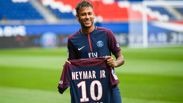 Neymar, PSG'ye atttığı imzayla futbol tarihinin en pahalı transferi oldu.