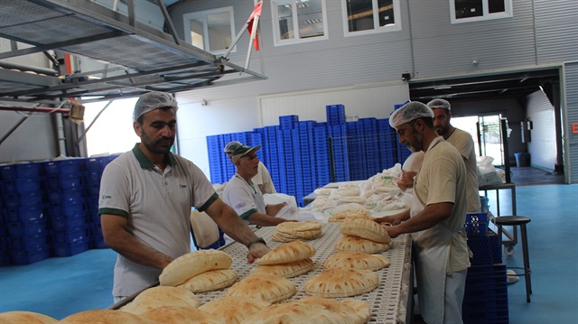 الإغاثة التركية: 170 ألف رغيف خبز في إدلب يوميًّا