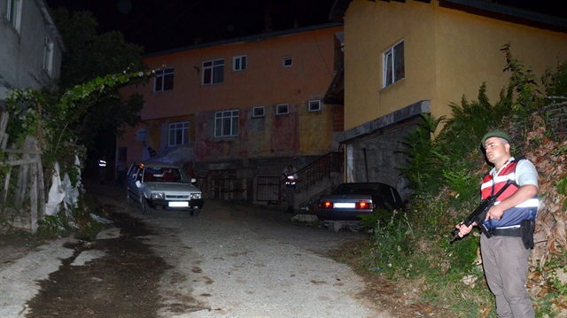 ​ Zonguldak merkeze bağlı Kumtarla köyünde içinde 4 kişinin bulunduğu araca pompalı tüfekle ateş edildi.
