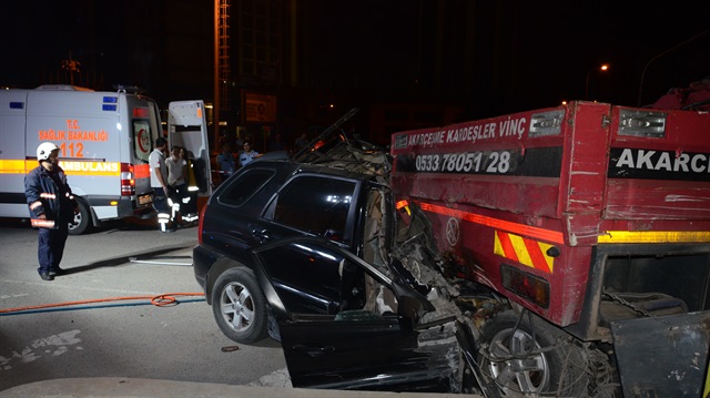 Ataşehir'de bir minibüse ve park halindeki vince çarpan araçtaki iki kişi hayatını kaybetti.