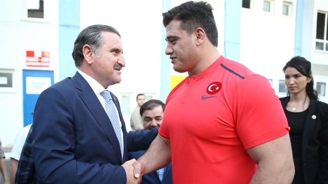 Bakan Osman Aşkın Bak, Dünya Güreş Şampiyonası'nda ülkemizi temsil edecek olan Grekoromen Milli Takımı'nı ziyaret etti.