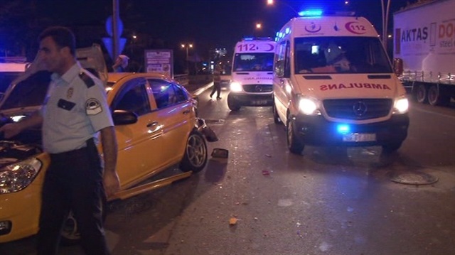 Ankara’da arıza yapan minibüse arkadan gelen otomobilin çarpmasıyla meydana gelen trafik kazasında 2 kişi yaralandı. 