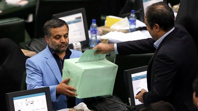 البرلمان الإيراني يمنح الثقة لطاقم روحاني باستثناء وزير الطاقة