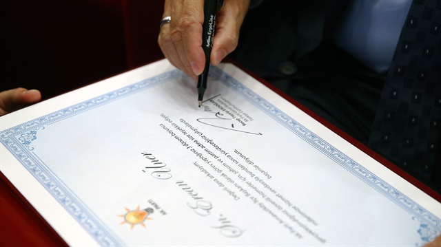 Cumhurbaşkanı Erdoğan, AK Parti'de görev yapmış yöneticilerin teşekkür belgelerini imzaladı.