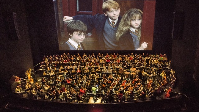 ‘Harry Potter ve Felsefe Taşı’ filminin bir yandan dev ekranda yüksek çözünürlüklü olarak gösterileceği etkinlikte canlı orkestra film gösterimine eşlik edecek.