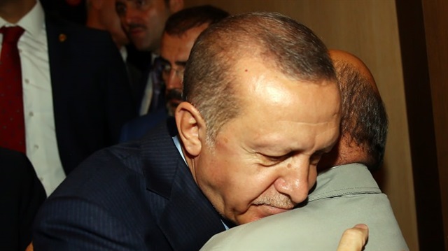 ​Cumhurbaşkanı Erdoğan, Diyarbakır’da şehit düşen Binbaşı Ümit Çelik’in babası aile görüştü. 