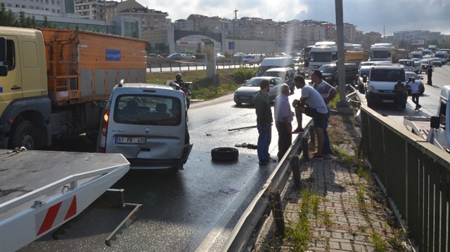 6 aracın birbirine girdiği kazada 3 kişi yaralandı. 