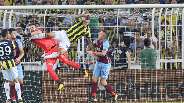 Fenerbahçe, Süper Lig'in ikinci haftasında Trabzonspor'la kendi evinde 2-2 berabere kaldı.