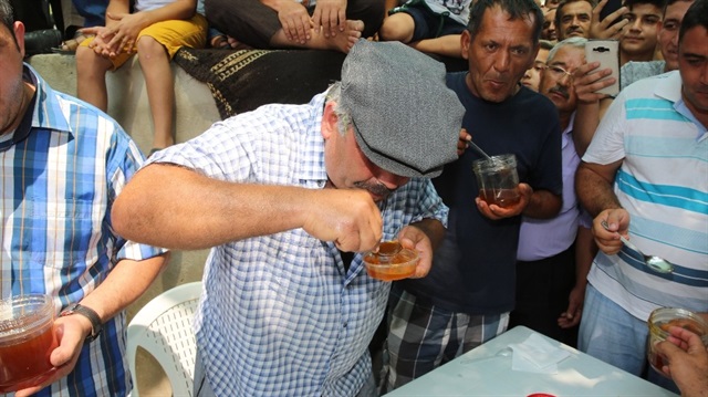 Ernez Bal Festivalinde Ayhan Azak isimli vatandaş 3 dakikada 2 kilo 250 gram bal yedi.
