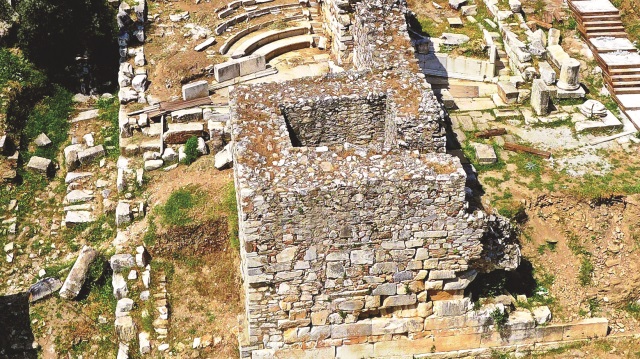 Bouleuterion (Meclis Binası) şehrin merkezlerinden.