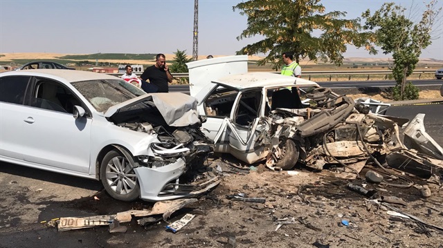 Diyarbakır'daki kazada 3 kişi hayatını kaybetti. 