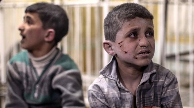 Esed rejiminin saldırılarında yaralanan bir çocuk... 