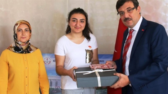 Nuriye Kalkmaz, mezun olduğu lisenin müdürü Kezban Erdoğan ve İl Milli Eğitim Müdürü Sabahattin Dülger ile bir araya geldi.