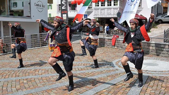 Moenalılar, 300 yıldan uzun bir süredir, son zamanlarda resmi olmak üzere her yıl ağustos ayında düzenledikleri festivalde Türk kültürünü yaşatıyor.