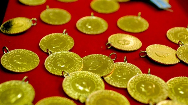 Kapalıçarşı'da çeyrek altın 239, Cumhuriyet altını 976 liradan satılıyor.