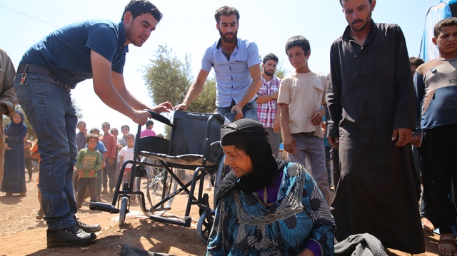 İHH, Suriye'deki engellilere destek olmak için tekerlekli sandalye dağıttı.  