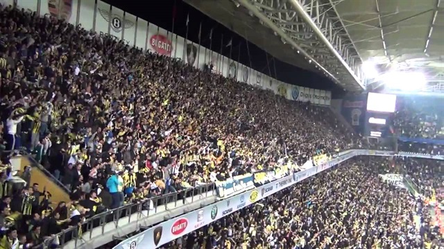 Fenerbahçeli taraftarlar maç sonunda Valbuena için tezahüratlarda bulunurken yıldız ismi tribüne çağırdı.
