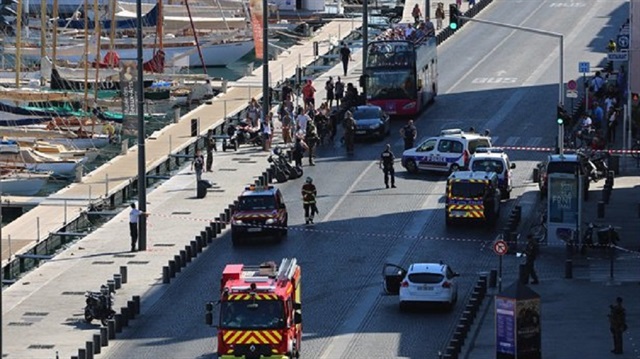 Fransa Marsilya'da bir araç, iki otobüs durağına çarptı. 