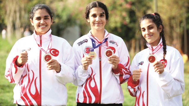 Sultan'ın (ortada), 2 dünya birinciliği, Esmer'in (sağda), 3 Türkiye birinciliği Zeynep'in ise (solda), 1 kez Türkiye birinciliği bulunuyor.