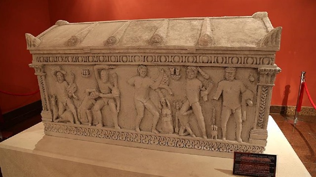 Eserin konulacağı özel bir podyumun yapıldığı müzeye "Herakles Lahdi yurduna dönüyor" başlıklı, tarihçe ve iade sürecinin anlatıldığı rolaplar yerleştirildi.