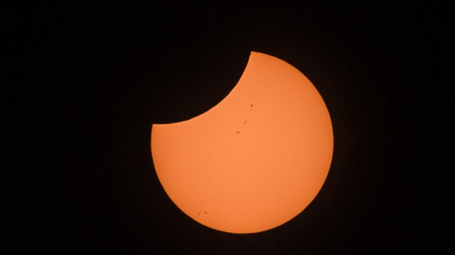 Güneş tutulması sırasında NASA’nın fotoğraf editörlerinden birisi olan Joel Kowsy'in kamerasına Uluslararası Uzay İstasyonu’nun geçiş anı takıldı.