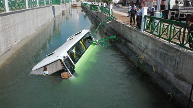 ​Tokat'ta yolcu midibüsü sulama kanalına düştü. 