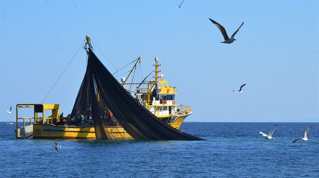 Denizlerde av yasağının sona ermesine kısa süre kala balıkçılar, son hazırlıklarını tamamlıyor.