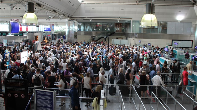 Atatürk Havalimanı'nda yolcu yoğunluğu başladı.