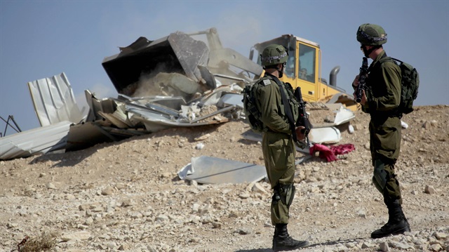 İsrail işgal güçleri, Batı Şeria'da evleri 'ruhsatsız' gerekçesiyle yıktı.
