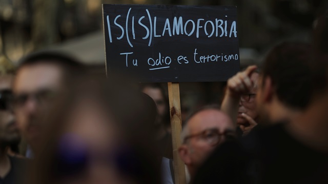 İspanya'da düzenlenen İslamofobi karşıtı bir gösteride yer alan pankart: 'DEAŞ İslamofobi. Sen terörizmden nefret ediyorsun.'