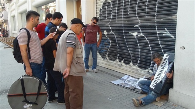 Yeşilçam’ın 38 yıllık figuranının Beyoğlu sokaklarında yaşam mücadelesi.