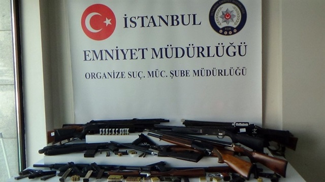  İstanbul merkezli 11 ilde silah kaçakçılarına yönelik düzenlenen operasyonda çok sayıda silah, bu silahlara ait mermiler ve silah malzemeleri ele geçirildi.