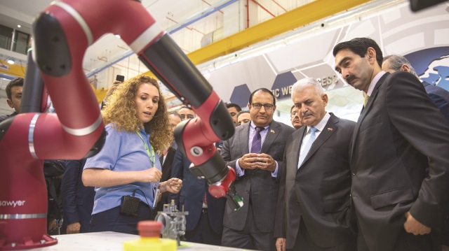 Başbakan Yıldırım'a, robot geliştirme mühendisi Sibel Musaoğlu bilgilendirmede bulundu.