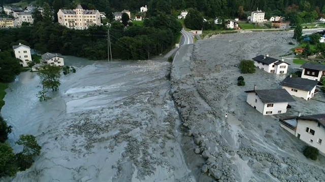 İsviçre'nin Bondo köyünde meydana gelen toprak kaymasında 8 kişi kayboldu.