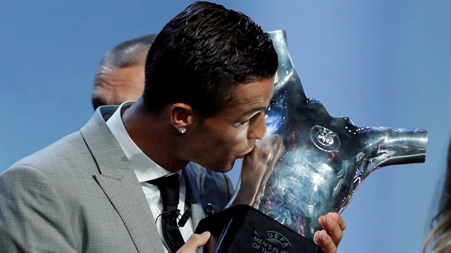 Cristiano Ronaldo, UEFA yılın oyuncusu ödülünü 3. kez kazanma başarısı gösterdi.