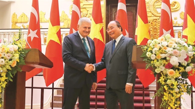 Prime Minister Binali Yıldırım (L) and his Vietnamese counterpart Nguyen Xuan Phuc 