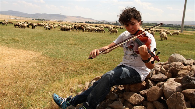 Muş'un Varto ilçesinde yaz tatillerinde çobanlık yapan Nesimi Atila