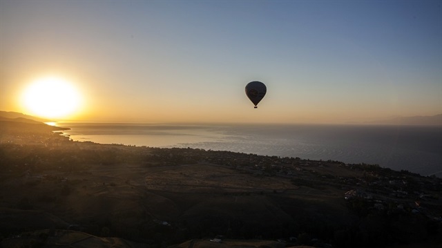 Doğu Anadolu'da ilk defa sıcak hava balonu havalandı. 