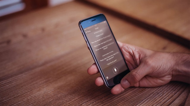 Apple Siri tamamen yenileniyor: iOS 11 ile robotik konuşma tarih oluyor!