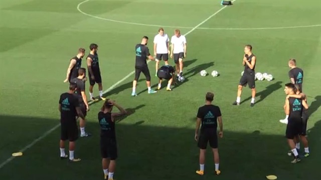 Dani Carvajal, antrenman sırasında yüzüne top gelince kendisini yere bıraktı.
